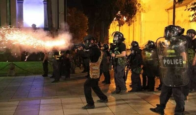 Грузинский спецназ приступил к разгону митинга, выступающего против закона об иностранных агентах, применяя слезоточивый газ и осуществляя задержания